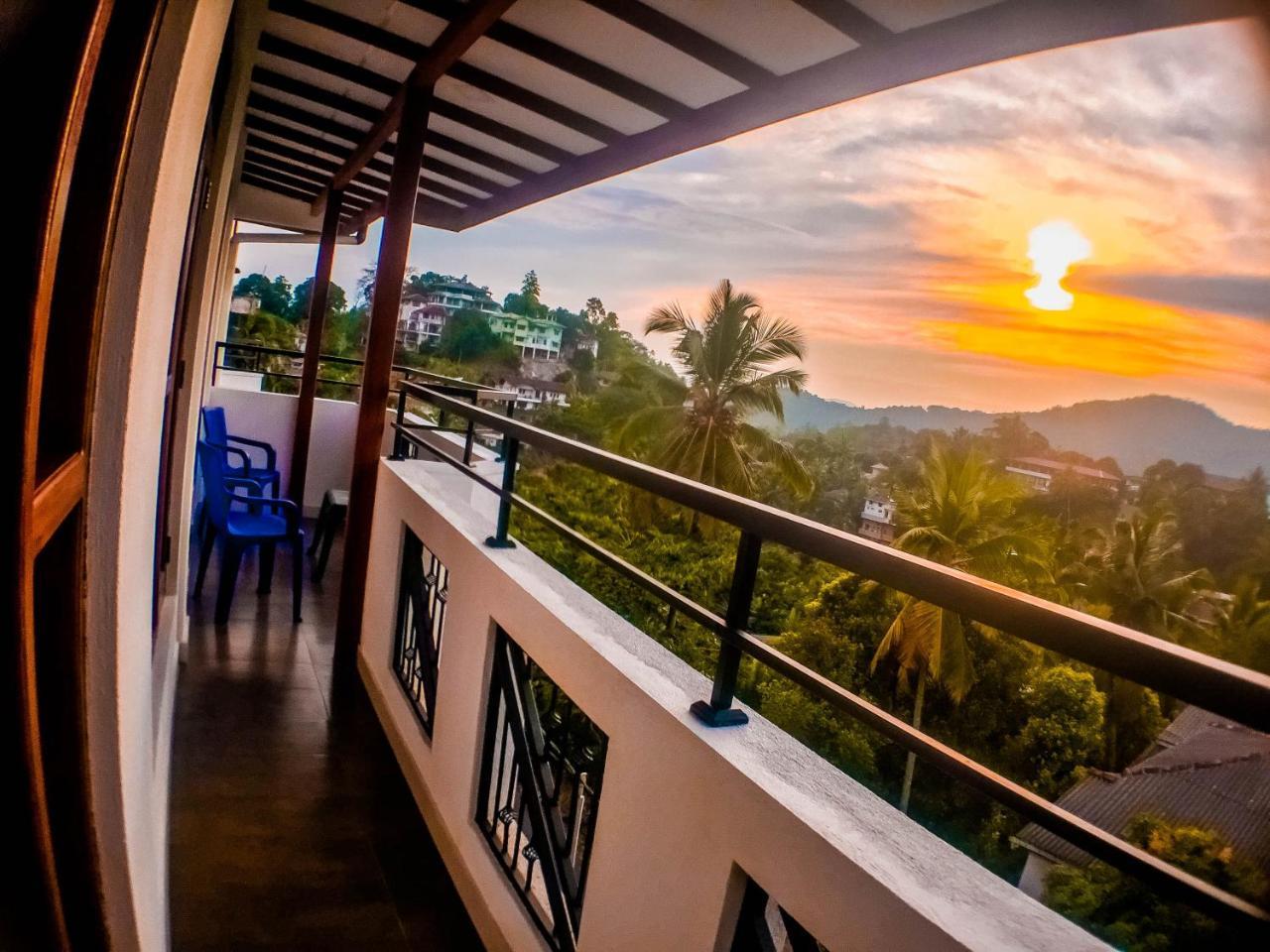 Saru Holiday Apartment - Up To 6 Guests Канди Екстериор снимка
